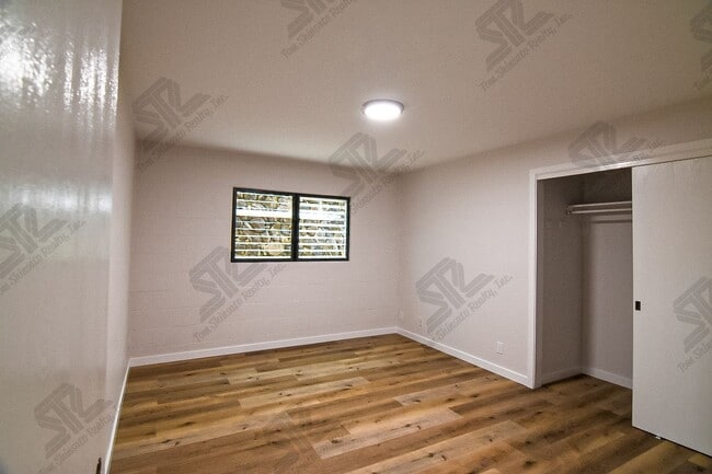 Building Photo - 4 bedroom, 3 bath attached home.