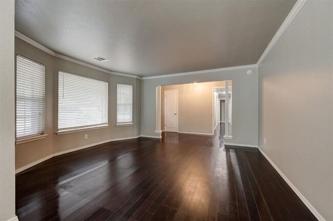 Building Photo - 9009 Lakeaire Dr