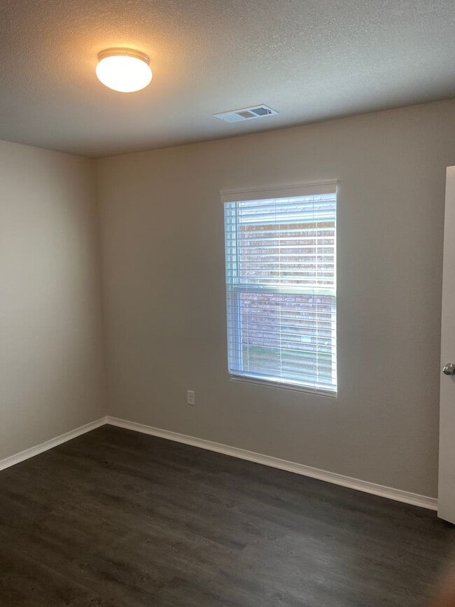 Building Photo - Pre-Leasing | Beautiful 3 Bedroom, 2 Bathroom Home in Fairview Haven with a Private Fenced Backyard