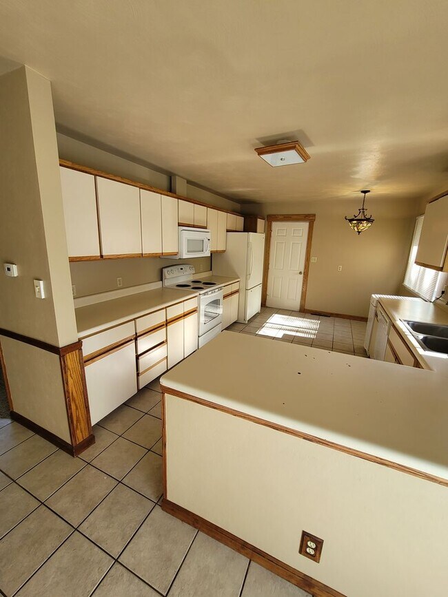 Building Photo - Great 5br/2ba House in NE Colorado Springs. Near UCCS