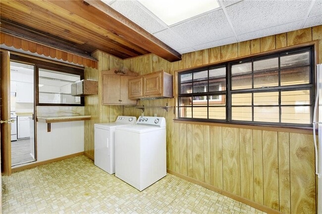 Building Photo - 2405 E 10th St