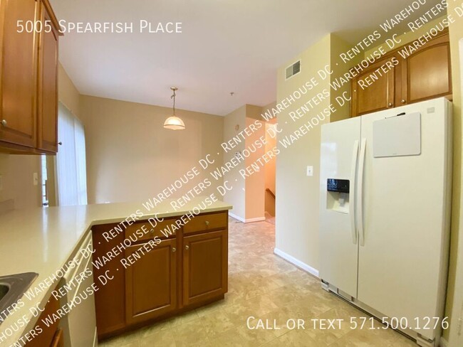 Building Photo - Fresh, Bright 4bd/2 full bath/2 half TH w/...