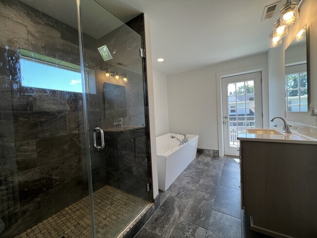 Building Photo - 1398 Alta Vista St