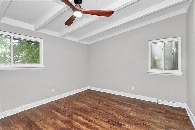 Building Photo - Beautifully Renovated 3BD/1BA Ranch in Sen...