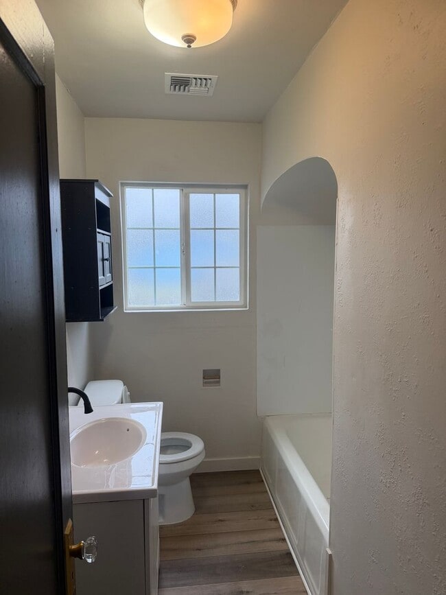 Building Photo - 260 E Sherman St