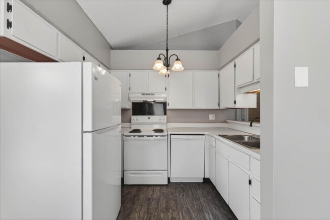 Building Photo - Pet Friendly Three Bedroom!