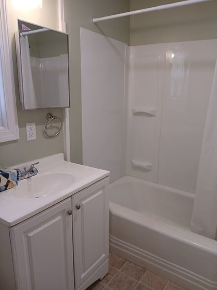 Full tub - 151 Weaver St