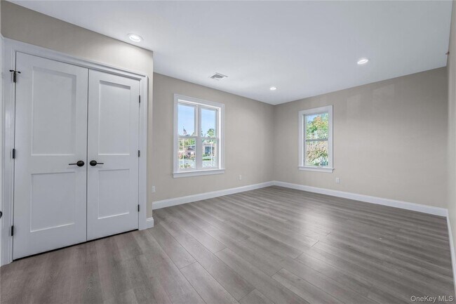 Building Photo - 110 School St