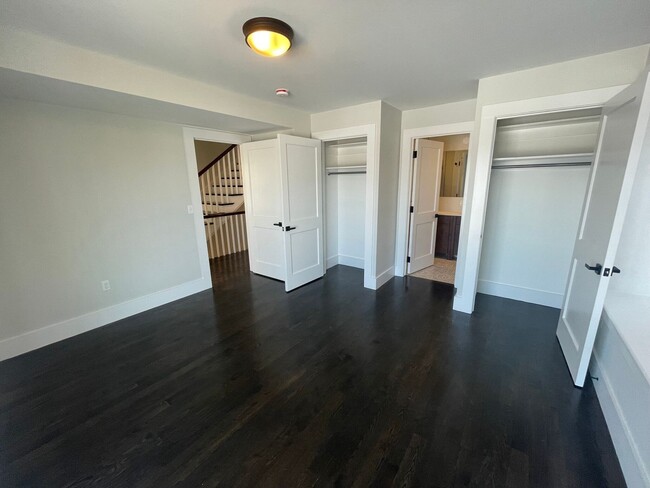 Building Photo - AMAZING 4 BED 8 BATH UNIT!!!!