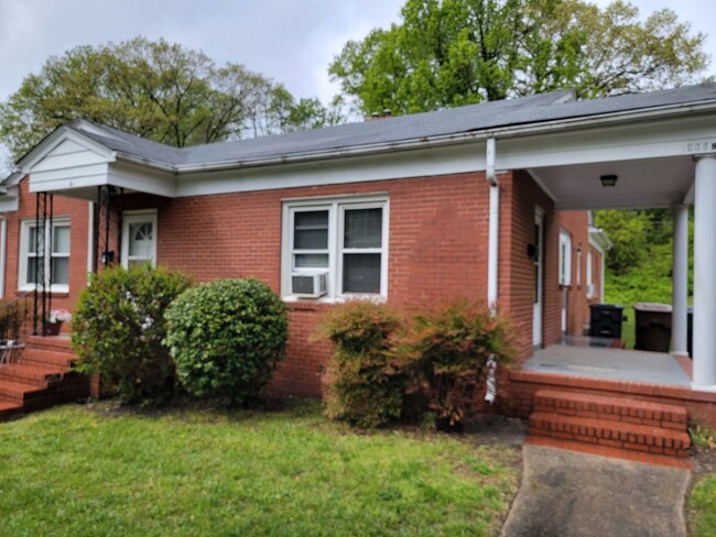 Primary Photo - 1006 Hampton St