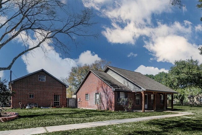 Building Photo - 611 Kenney St