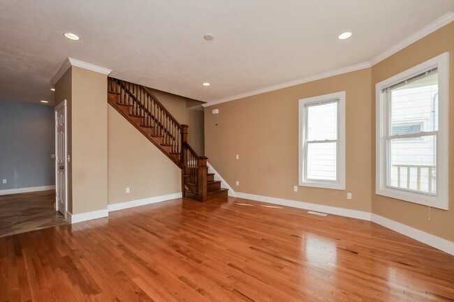 Building Photo - 422 Cadwell Ave NW