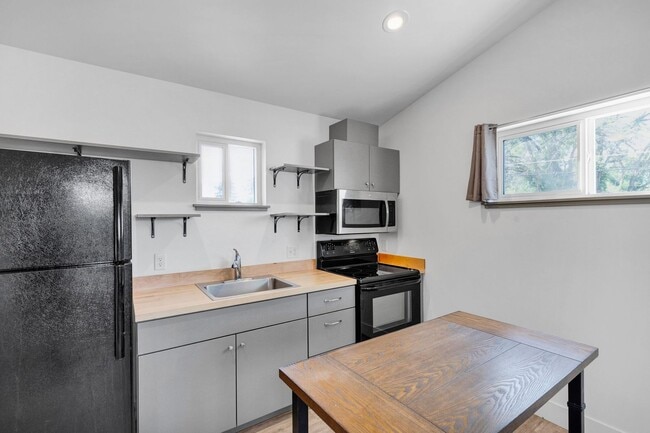 Building Photo - Modern One-Bedroom Above-Garage Apartment in Central Missoula