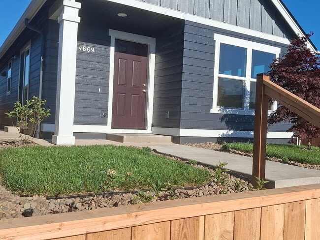 Building Photo - "Charming 3-Bed, 2-Bath Retreat in OR with Cozy 1058 Sq Ft of Comfort!"