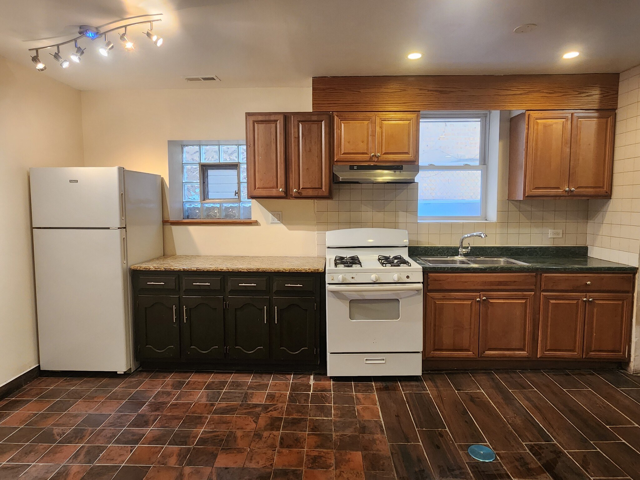 Building Photo - 6110 N Mozart St