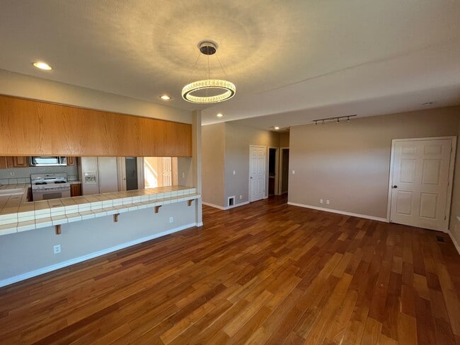 Building Photo - Beautiful sunridge house with breathtaking...