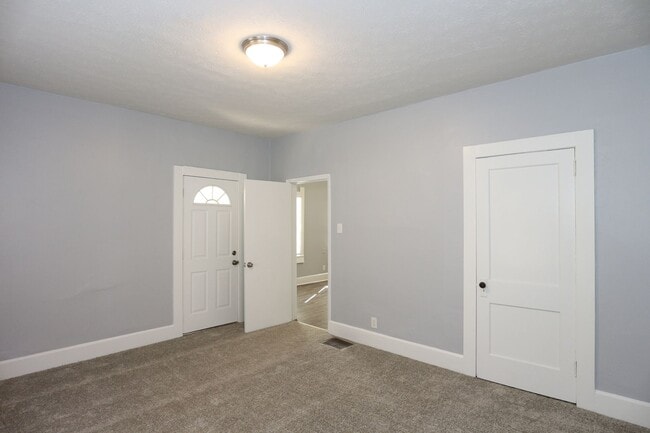 Building Photo - 2 Bedroom Indianapolis House!