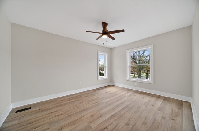 Building Photo - 729 W 9th St