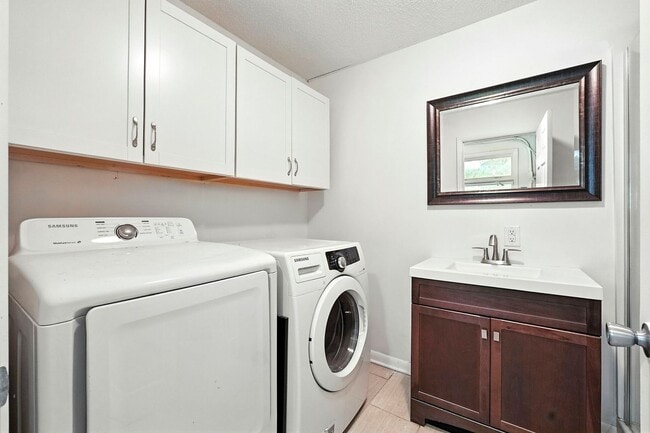 Building Photo - NEW LISTING! 3 BED/2 BATH HOUSE!