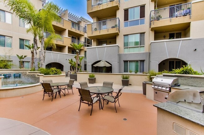 Building Photo - Bright 1 Bed / 1 Bath Condo in Upscale Com...