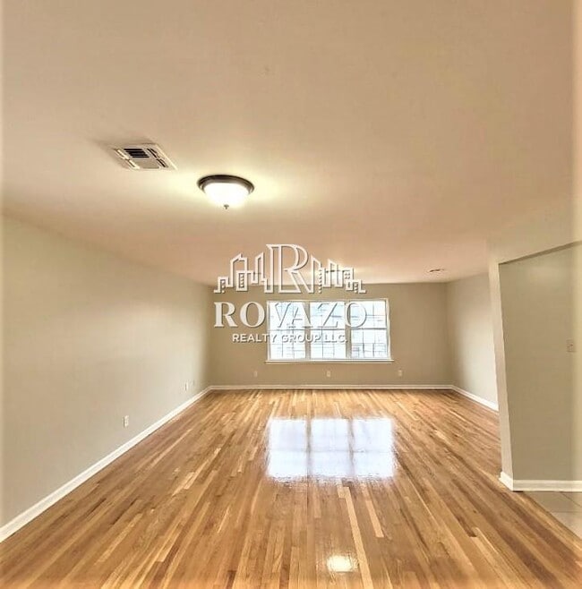 Building Photo - 82 Hawthorne Ave