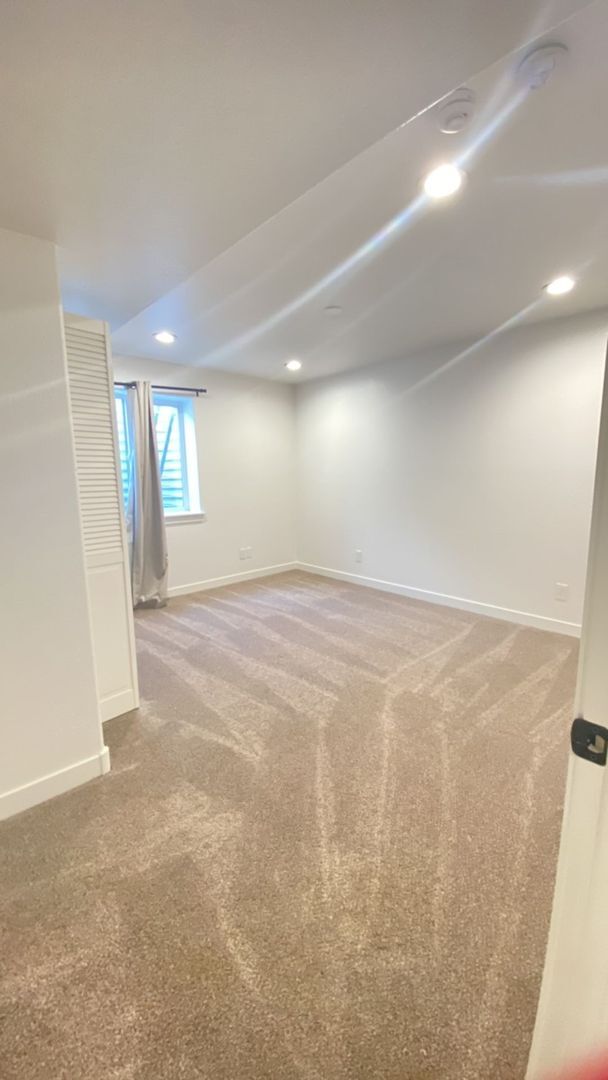 Building Photo - Spacious home in a Prime Location-6-month ...