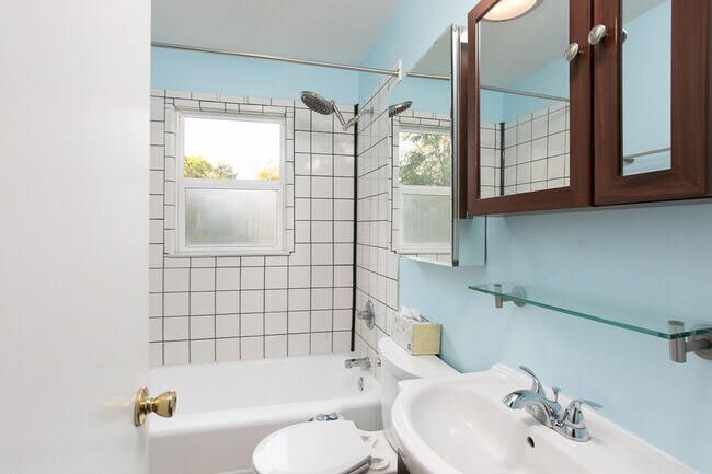 Building Photo - Beautiful and Spacious 5 Bedroom + 3 Bath Home w/ Office close to Downtown!