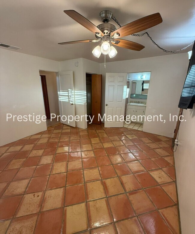 Building Photo - 3BD 2BA Waiting for You to Call Home!!