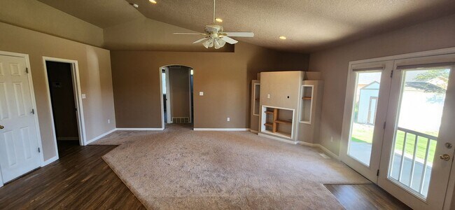 Building Photo - ALL PROSPECTIVE TENANTS MUST SUBMIT A $58 ...