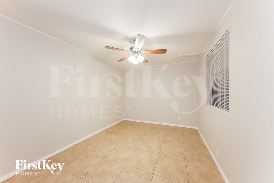 Building Photo - 2121 W Wickieup Ln