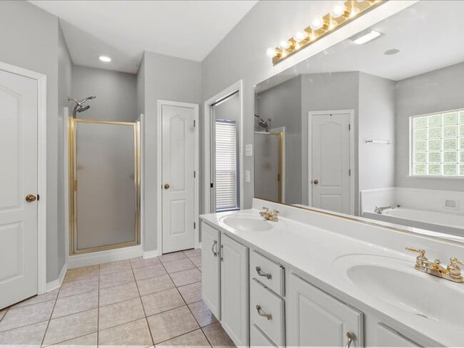 Building Photo - Greenleaves gem 3 bd 2 ba home, fenced yard!