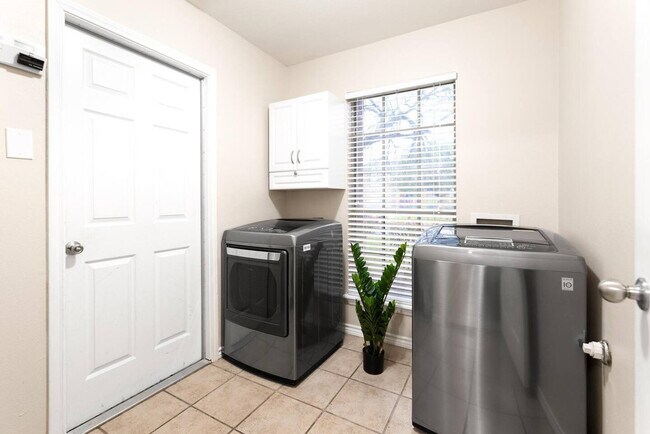 Building Photo - 7418 Lake Livingston Dr