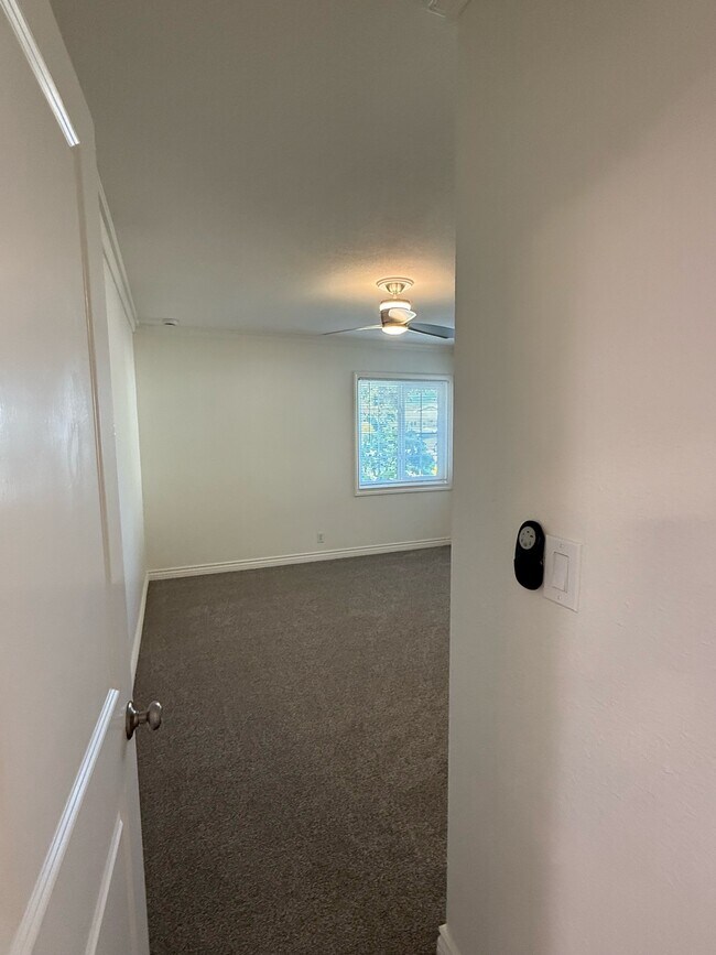 Building Photo - 1324 E Hickory Ln