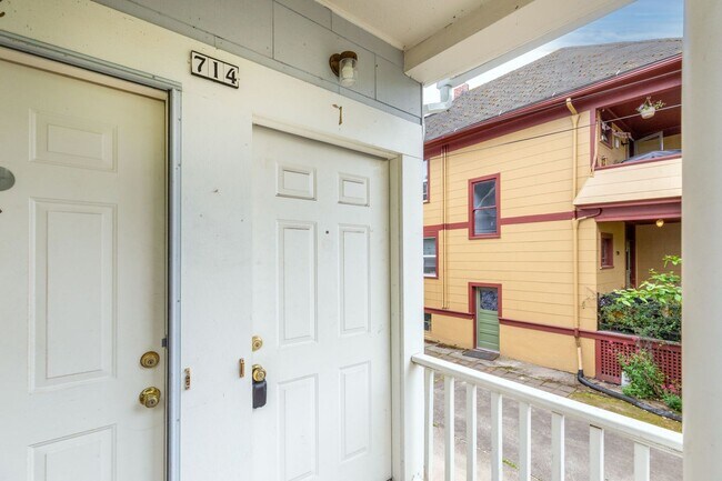 Building Photo - 714 SE 19th Ave