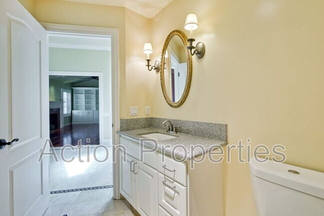 Building Photo - 450 Juanita Way
