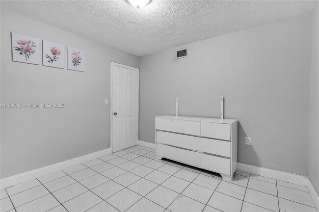 Building Photo - 10000 NW 80th Ct
