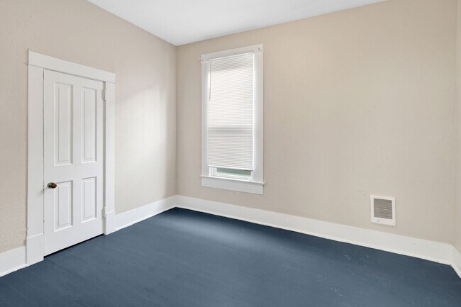 Building Photo - 4 Bedroom, 1 Bathroom Home in the York Neighborhood for Rent!