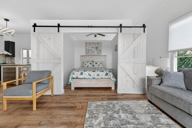 Building Photo - 300 E 24th St