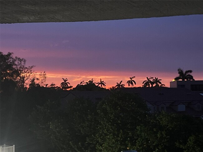 Building Photo - 300 SW Golfview Terrace