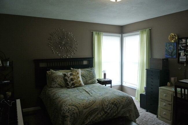 Building Photo - 2 Bedroom House!