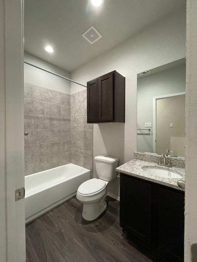 Building Photo - TOWNHOME FOR RENT