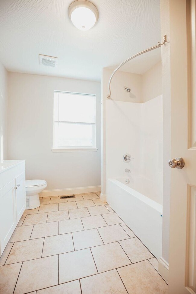 Building Photo - Stunning single family home near MSU campu...