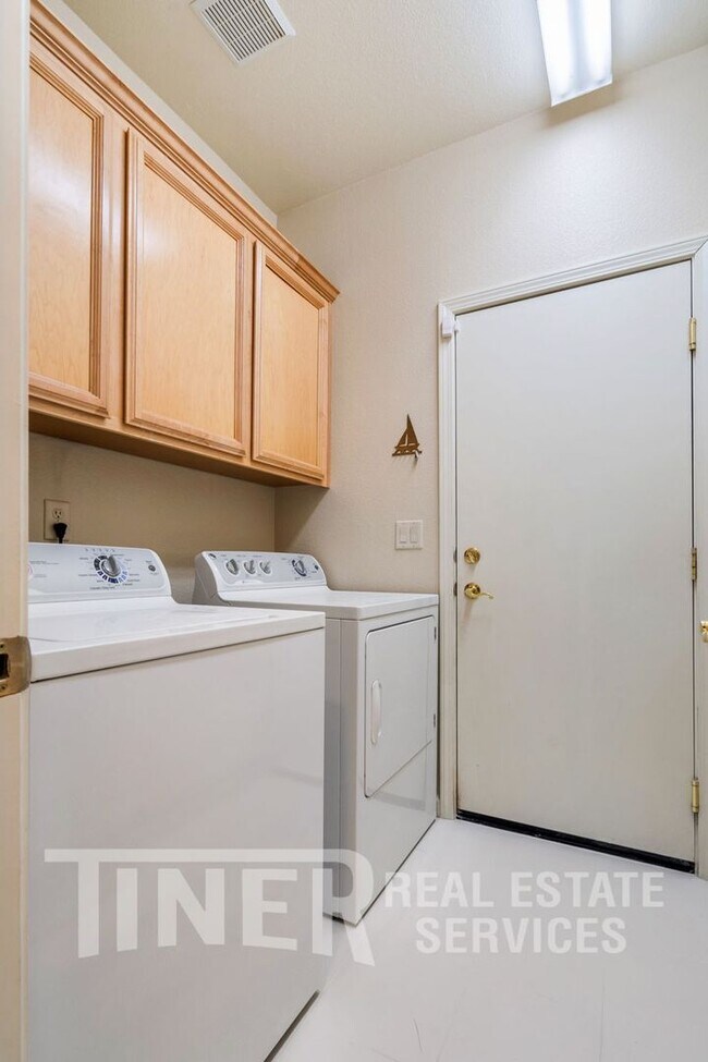 Building Photo - 4 Bedroom Elk Grove Home in Desireable Sch...