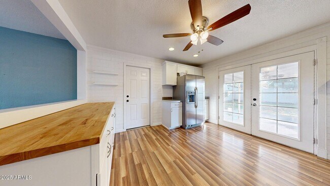 Building Photo - 830 E Orchid Ln