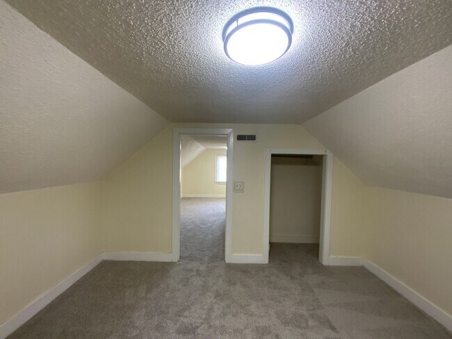 Building Photo - Charming 4 bd, 2 bth with 2 room Master Suite