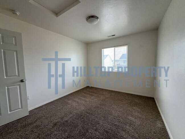 Building Photo - 3 Bed 2 1/2 Bath