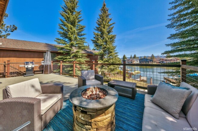 Building Photo - Beautiful pet friendly home with amazing views and private boat dock avail. Now! W/ lots of extra...