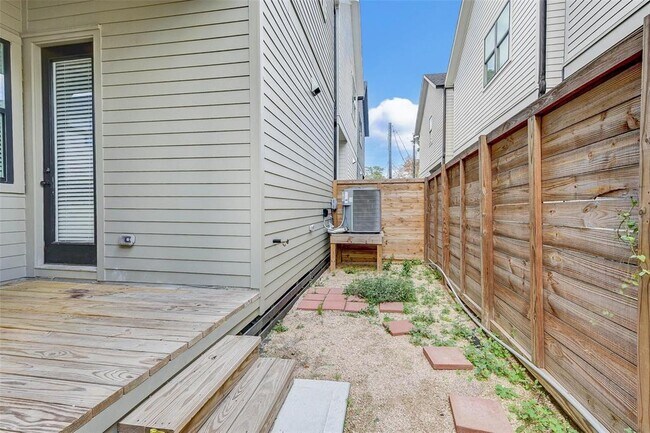 Building Photo - 2527 Judiway St