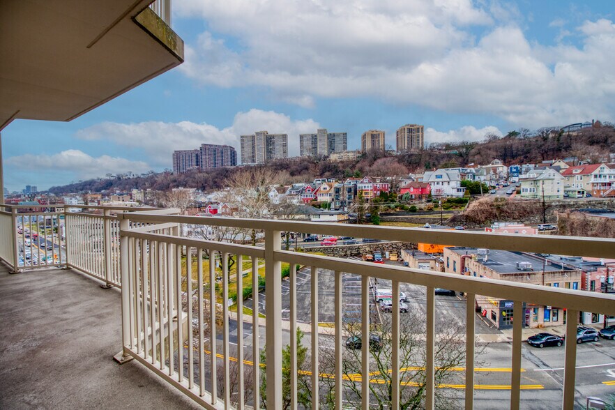 Building Photo - 1055 River Rd