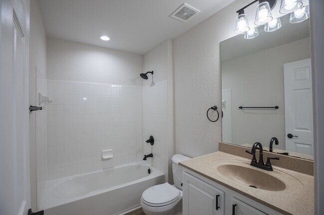 Building Photo - Stunning Condo with Garage